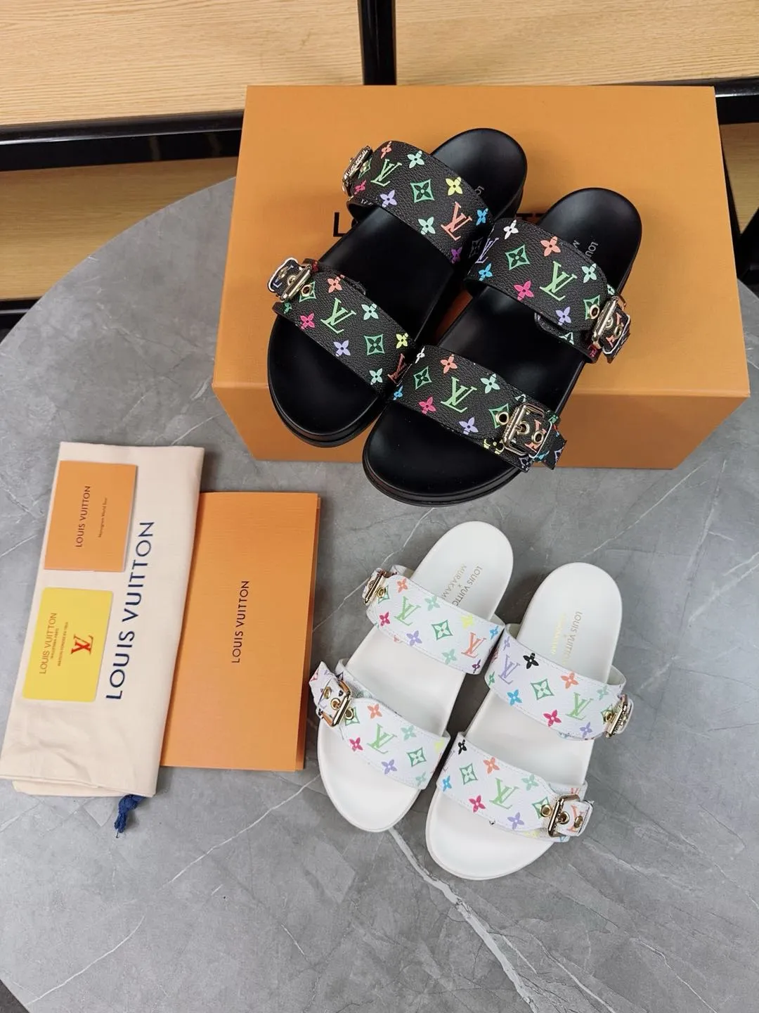 👟👟Ex-factory price 400👟👟 New slippers for spring and summer🌟The belt buckle is adjustable and elastic, full of beach style, original molded LV metal logo decoration, fashionable and beautiful, super versatile🤳🏻upper cowhide/customized imported jacquard fabric/original old-fashioned leather material, water-dyed sheepskin lining (water platform + wear-resistant velvet + rubber sole) three-layer combination outsole 🔶Size: Female 35-43 Male: 38-46